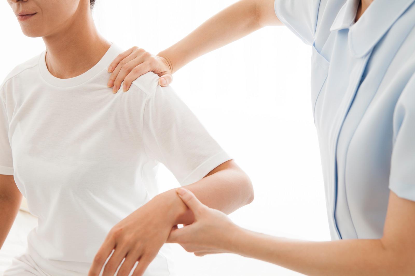Chiropractor treating shoulder bursitis and rotator cuff tendonitis in San Francisco